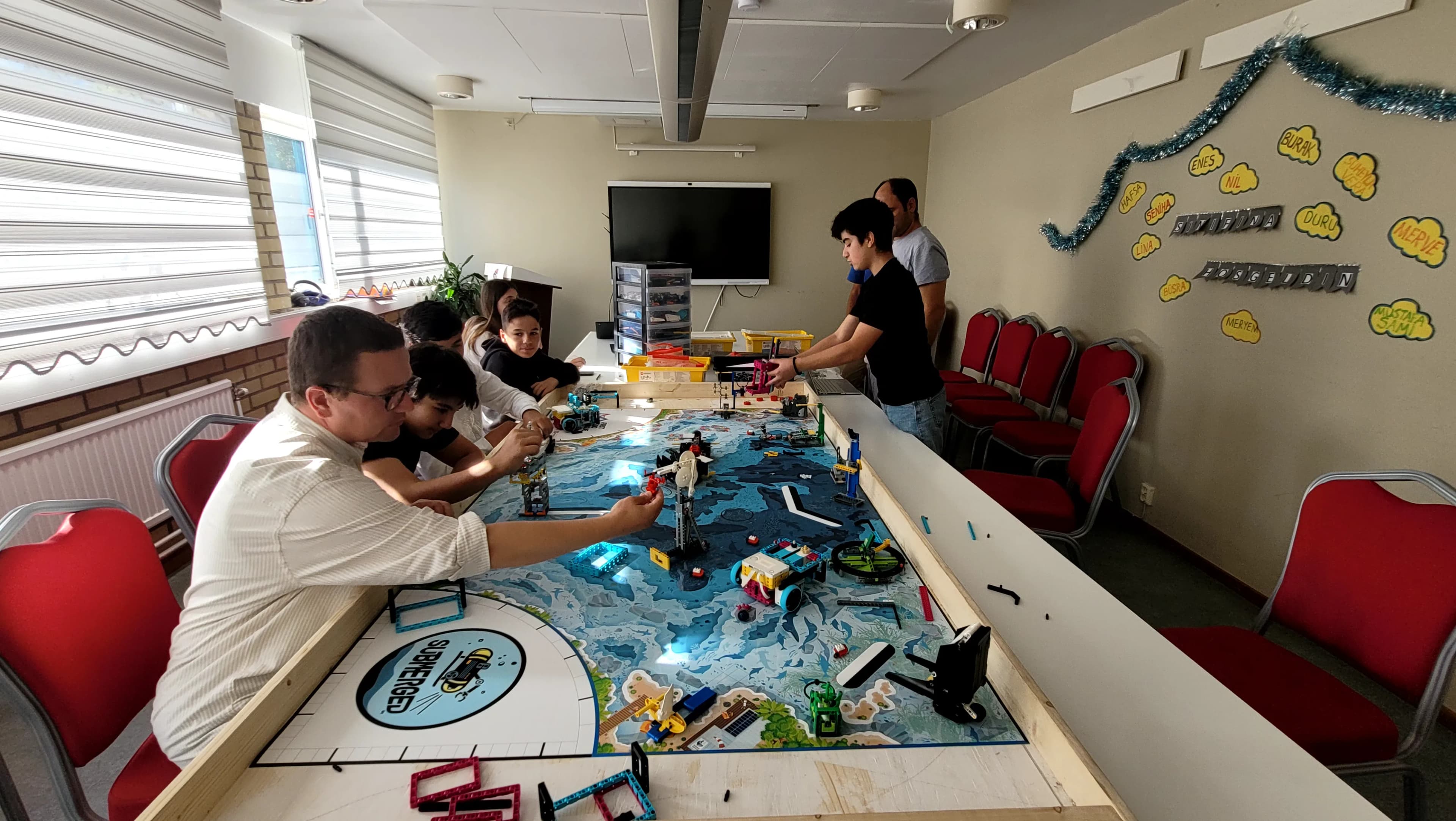 Robotklubb medlemmar förberedar för en tävling